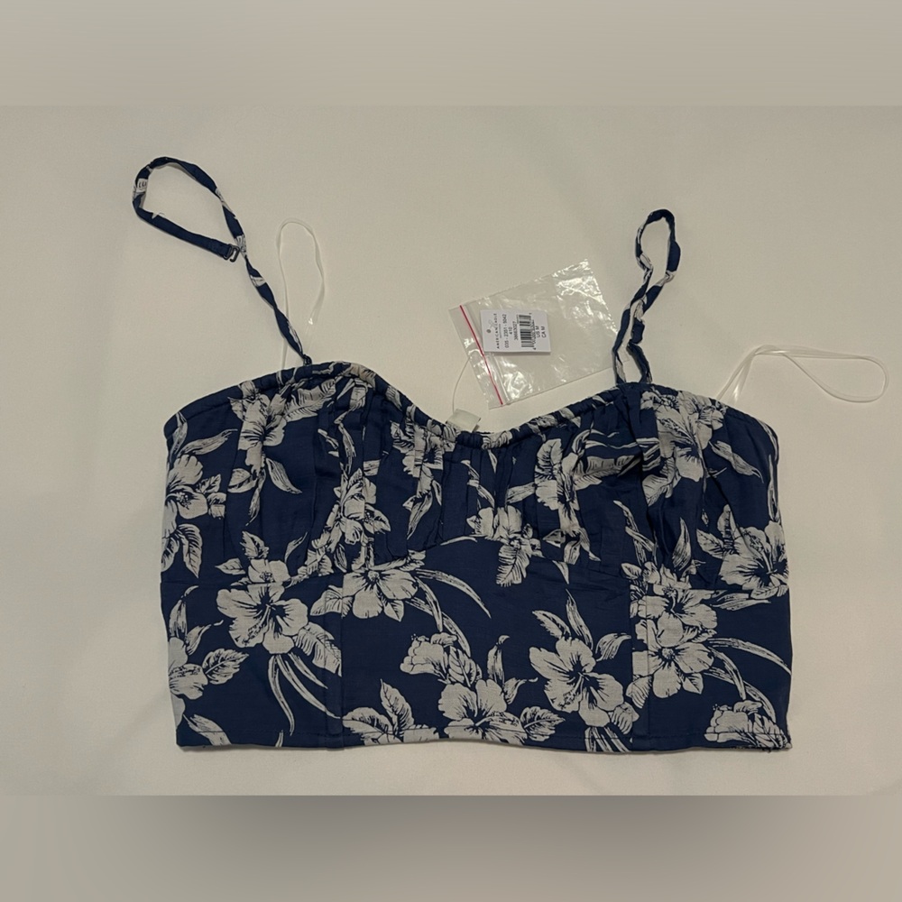 Women’s M - floral blue crop top. American eagle